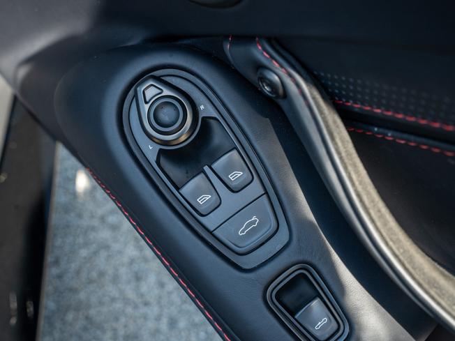 ASTON MARTIN Vantage Photo 15