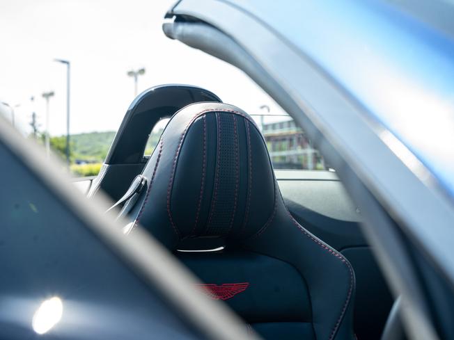 ASTON MARTIN Vantage Photo 17