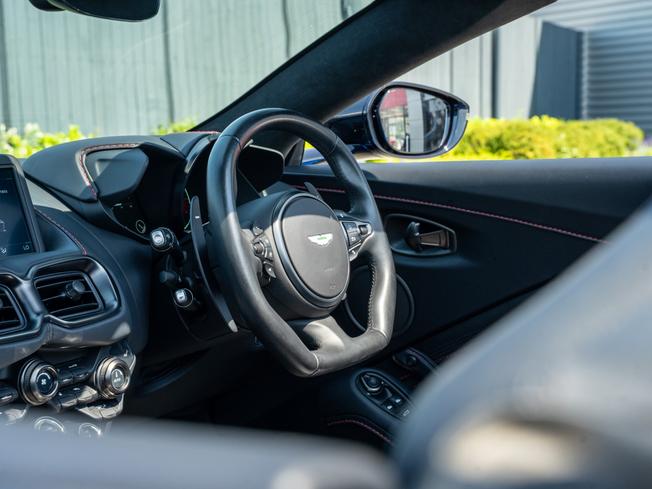 ASTON MARTIN Vantage Photo 18