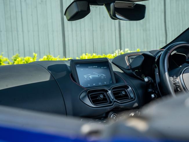 ASTON MARTIN Vantage Photo 19