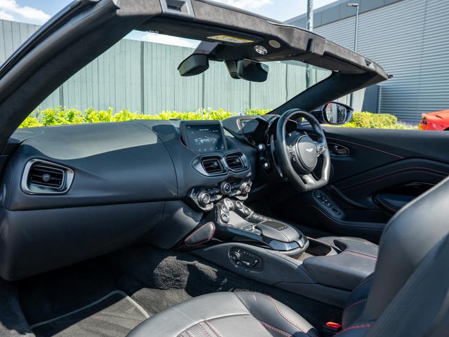 ASTON MARTIN Vantage Photo 21