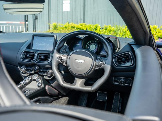 ASTON MARTIN Vantage Photo 23