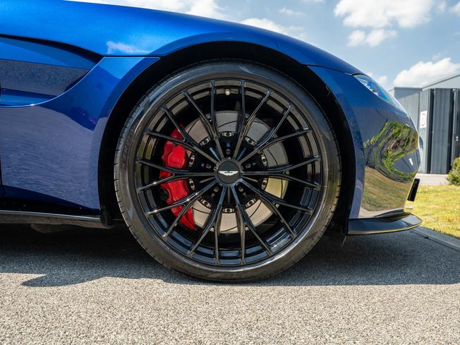 ASTON MARTIN Vantage Photo 4