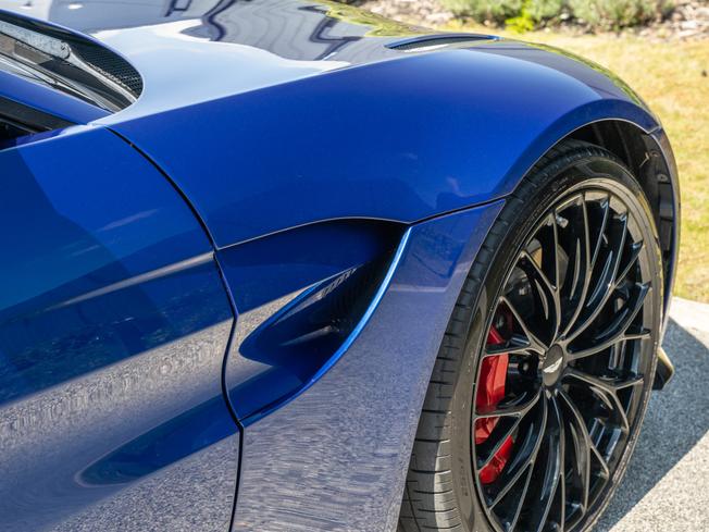 ASTON MARTIN Vantage Photo 9