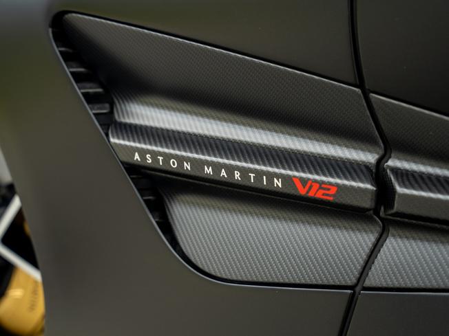 ASTON MARTIN Vanquish Photo 9