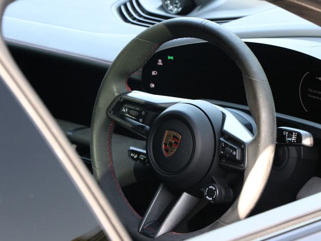PORSCHE Taycan Photo 13
