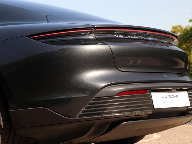 PORSCHE Taycan Photo 15