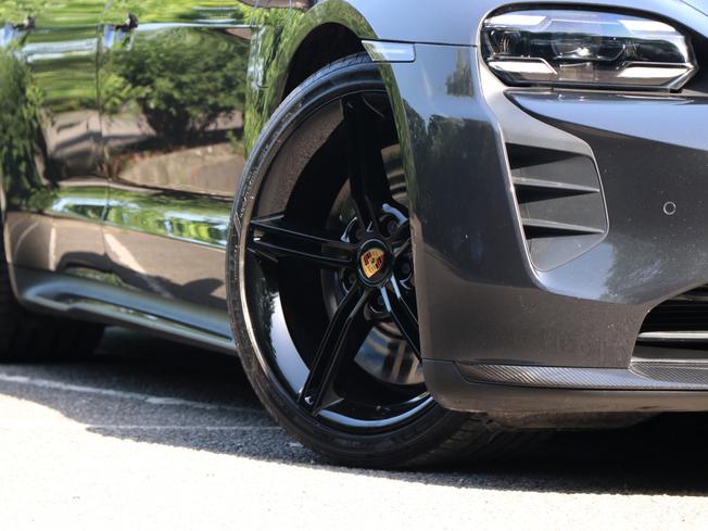 PORSCHE Taycan Photo 17