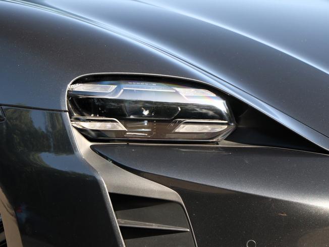 PORSCHE Taycan Photo 18