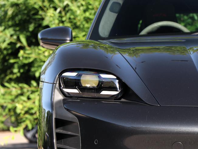 PORSCHE Taycan Photo 20