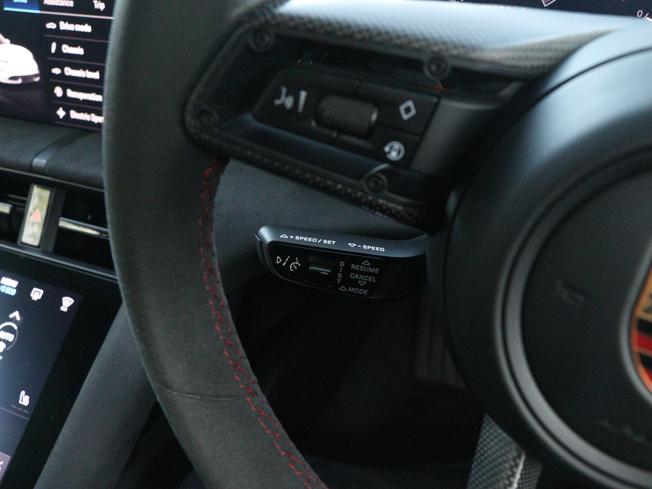 PORSCHE Taycan Photo 29