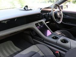 PORSCHE Taycan Photo 3
