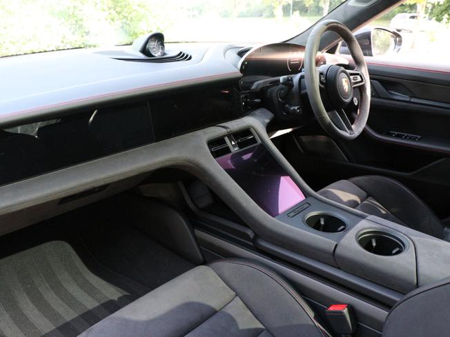 PORSCHE Taycan Photo 3