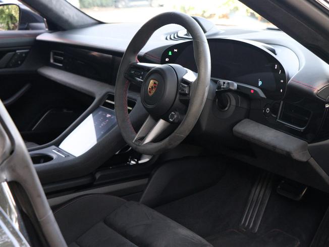 PORSCHE Taycan Photo 32