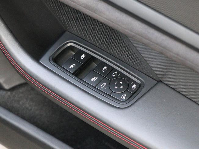 PORSCHE Taycan Photo 35