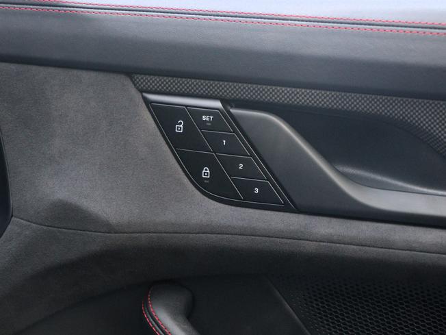 PORSCHE Taycan Photo 36