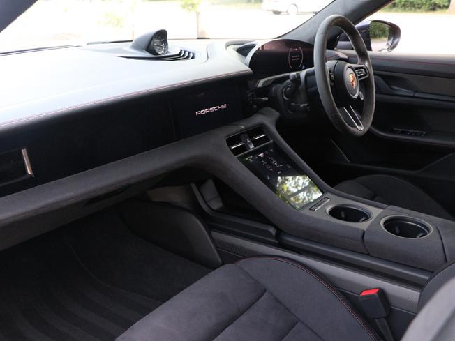 PORSCHE Taycan Photo 39