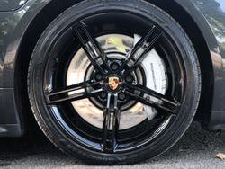 PORSCHE Taycan Photo 4