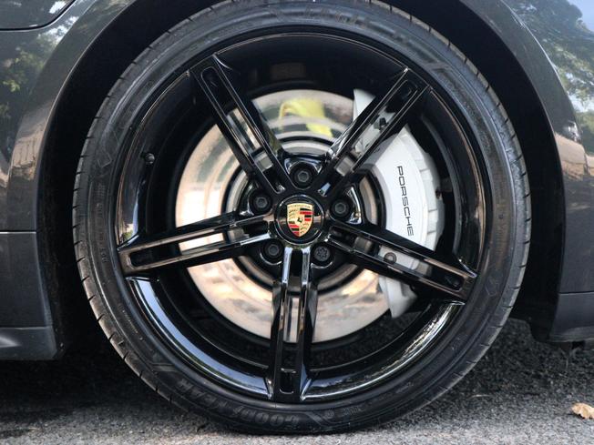 PORSCHE Taycan Photo 4