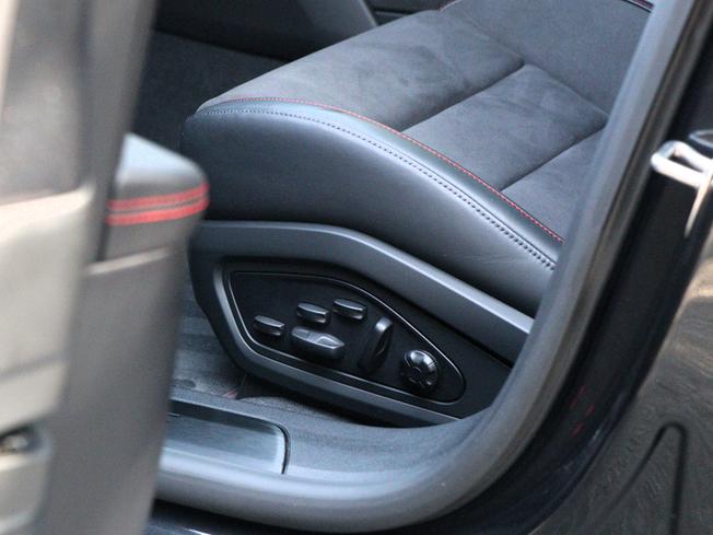 PORSCHE Taycan Photo 40