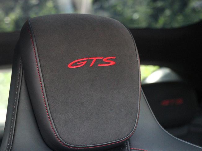 PORSCHE Taycan Photo 44