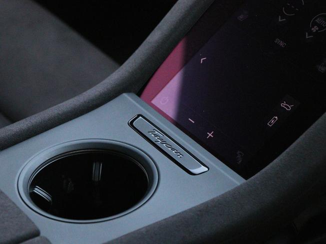 PORSCHE Taycan Photo 47