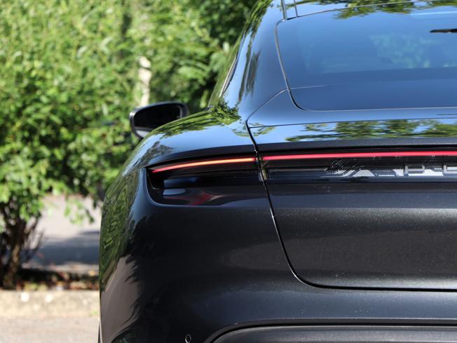 PORSCHE Taycan Photo 8