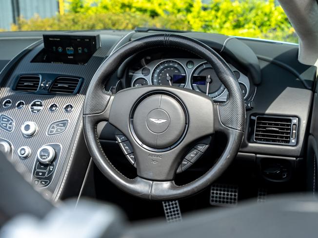 ASTON MARTIN Vantage Photo 11