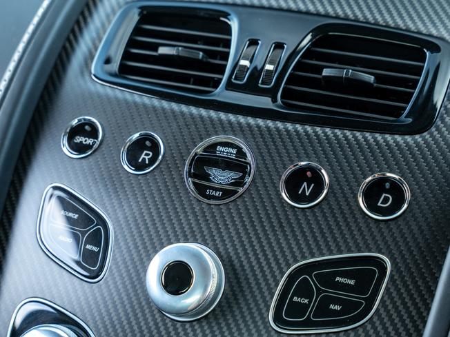 ASTON MARTIN Vantage Photo 13