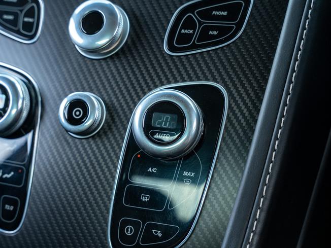 ASTON MARTIN Vantage Photo 14