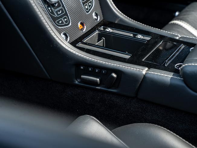 ASTON MARTIN Vantage Photo 23