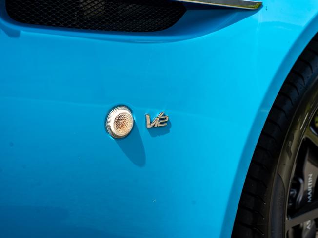 ASTON MARTIN Vantage Photo 34