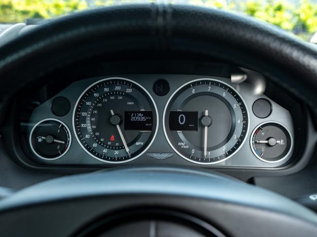 ASTON MARTIN Vantage Photo 4