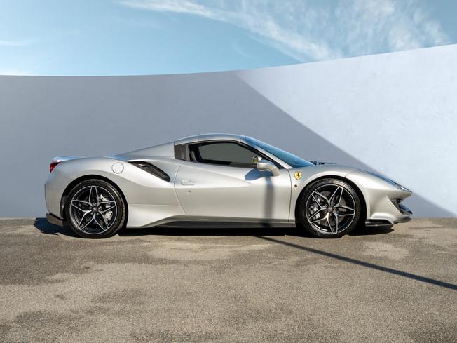 FERRARI 488 Pista Photo 11