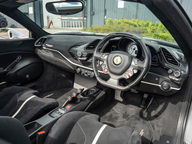 FERRARI 488 Pista Photo 19