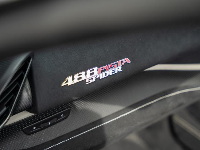 FERRARI 488 Pista Photo 25