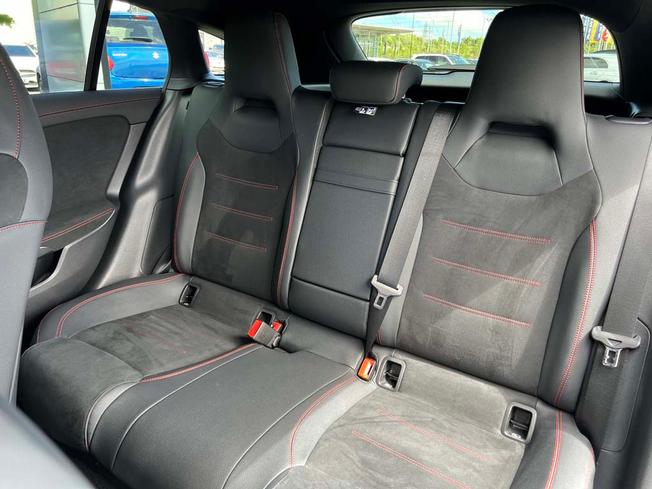 MERCEDES-BENZ CLA Class Photo 8