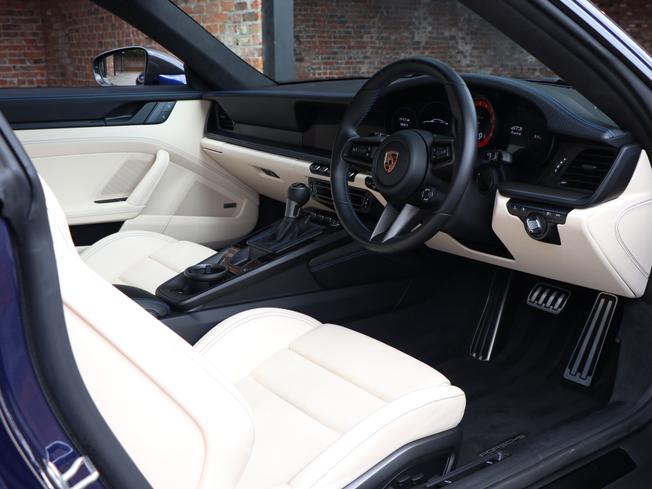 PORSCHE 911 Photo 18