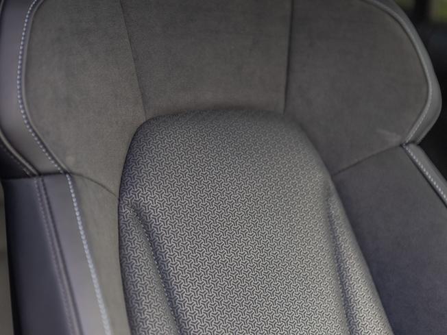 PORSCHE Taycan Photo 11