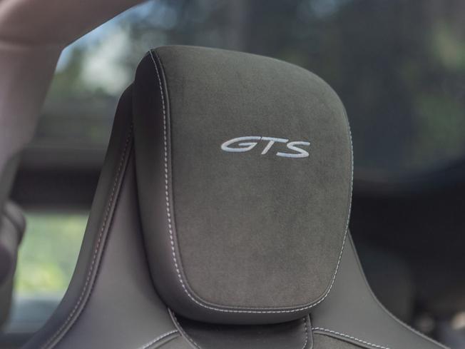 PORSCHE Taycan Photo 14