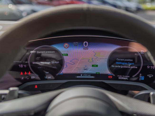 PORSCHE Taycan Photo 19
