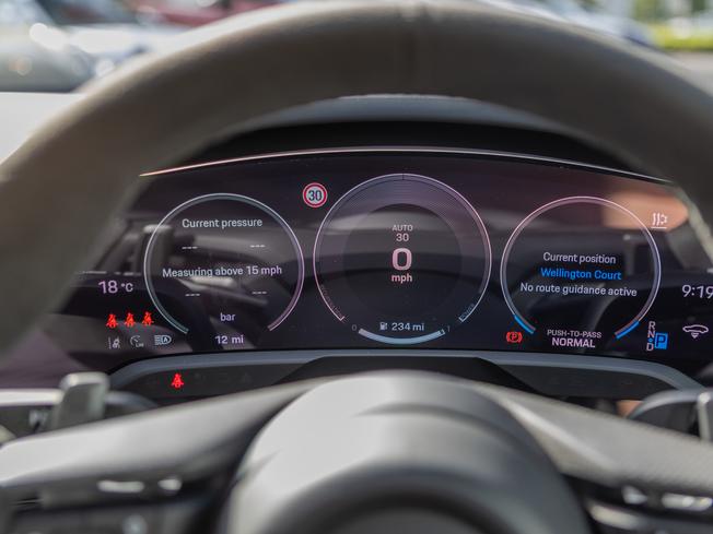 PORSCHE Taycan Photo 20