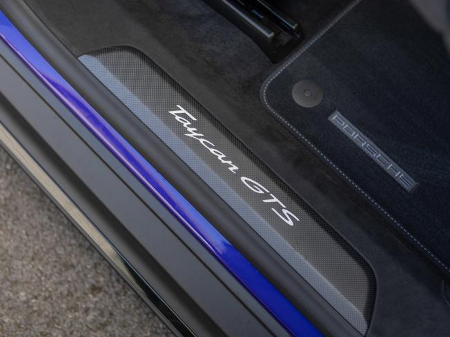 PORSCHE Taycan Photo 29