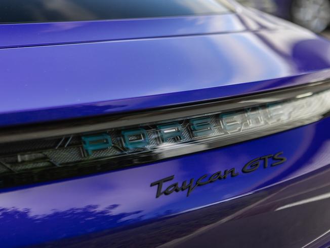 PORSCHE Taycan Photo 38