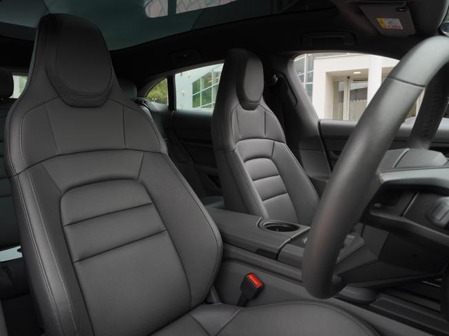 PORSCHE Taycan Photo 14