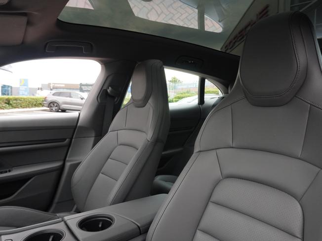 PORSCHE Taycan Photo 15