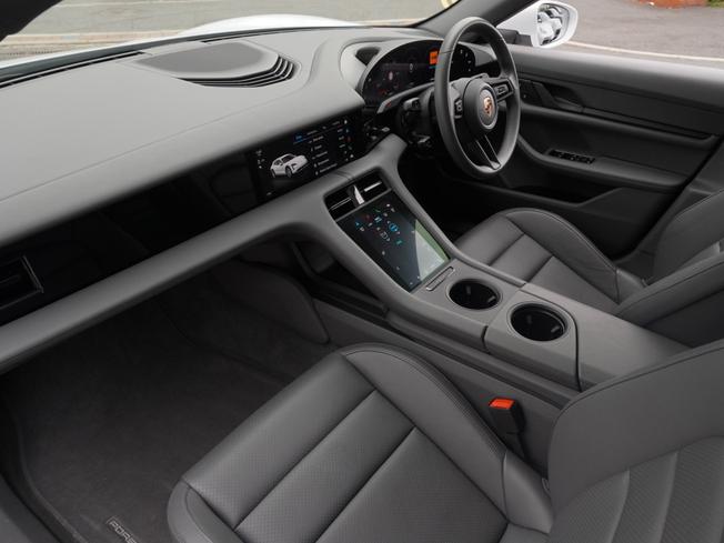 PORSCHE Taycan Photo 3