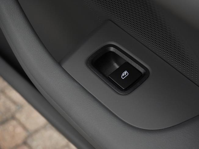 PORSCHE Taycan Photo 35