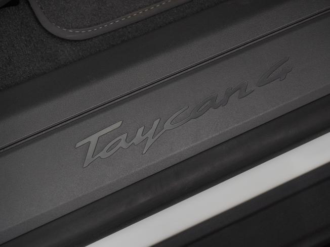 PORSCHE Taycan Photo 37