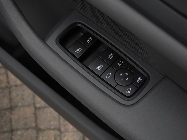PORSCHE Taycan Photo 43